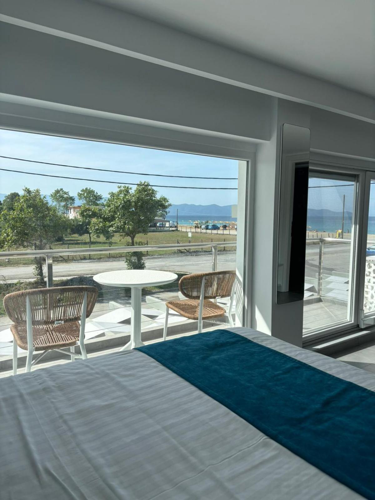 Ocean Blue Suites Ierissós Ngoại thất bức ảnh